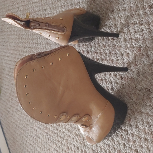 Open toe Luichiny booties with gold accents size 7 - Picture 5 of 6